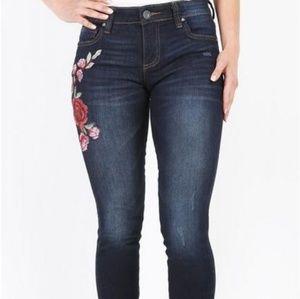 Flowered detailed jeans